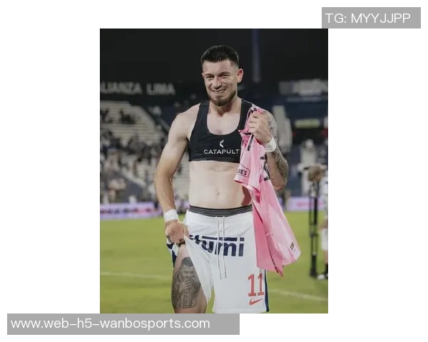 热泪盈眶利马联盟球员与梅西换球衣后感动落泪右腿梅西文身见证崇拜之情